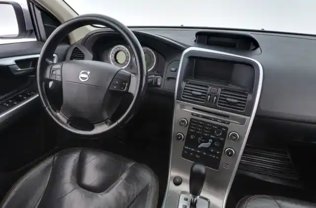 Harmaa Maastoauto, Volvo XC60 – FLL-467