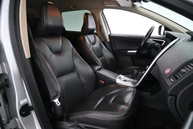 Harmaa Maastoauto, Volvo XC60 – FLL-467