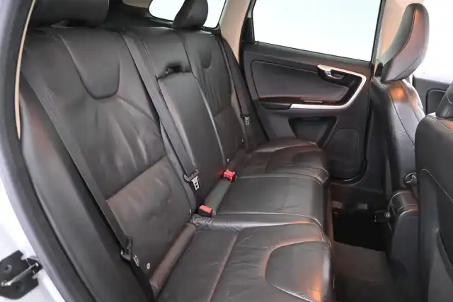 Harmaa Maastoauto, Volvo XC60 – FLL-467