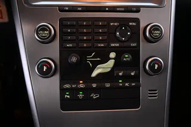 Harmaa Maastoauto, Volvo XC60 – FLL-467