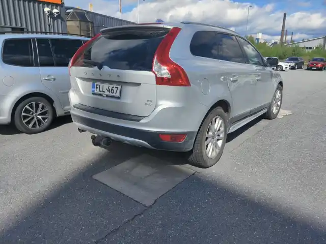 Harmaa Maastoauto, Volvo XC60 – FLL-467