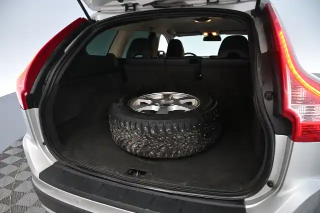 Harmaa Maastoauto, Volvo XC60 – FLL-467