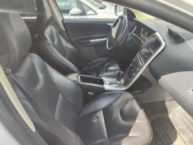 Harmaa Maastoauto, Volvo XC60 – FLL-467