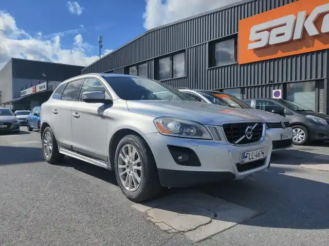 Harmaa Maastoauto, Volvo XC60 – FLL-467