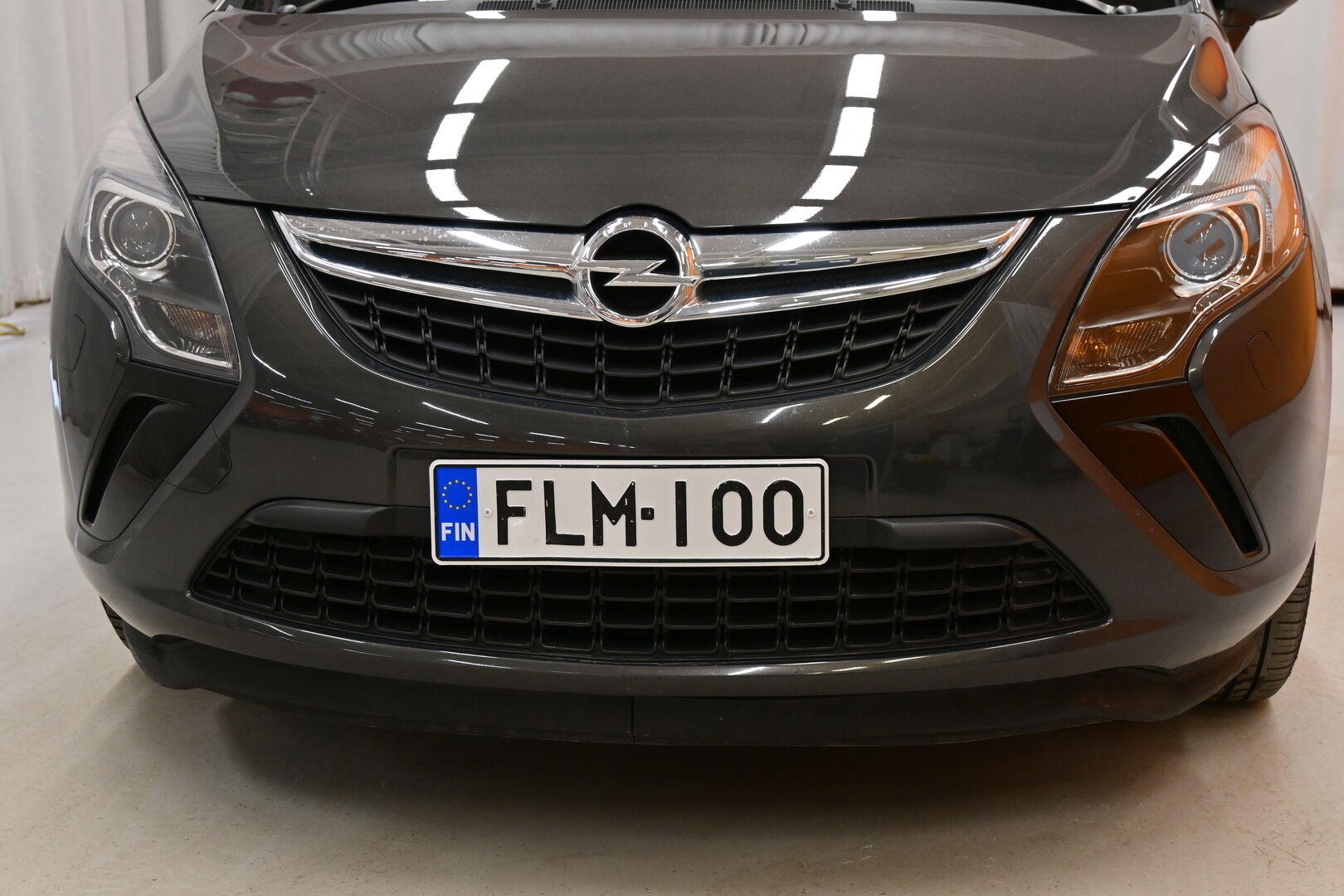 Harmaa Tila-auto, Opel Zafira Tourer – FLM-100