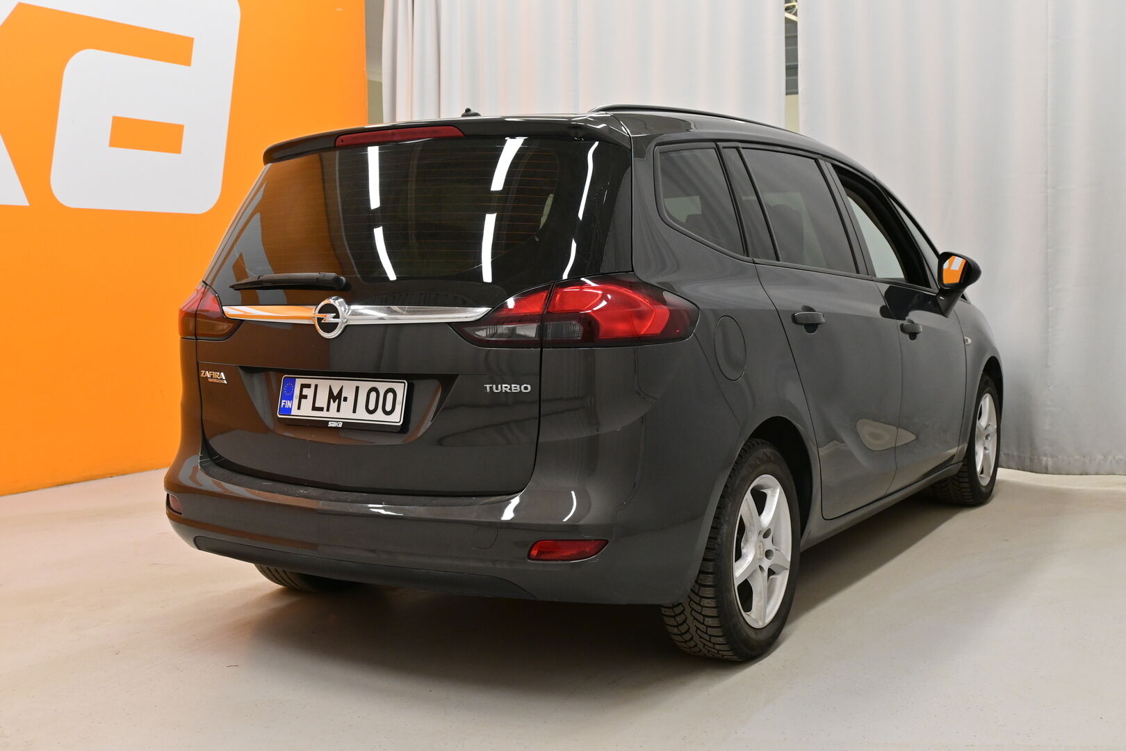Harmaa Tila-auto, Opel Zafira Tourer – FLM-100