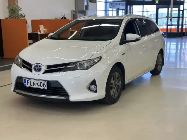 Valkoinen Farmari, Toyota Auris – FLN-406