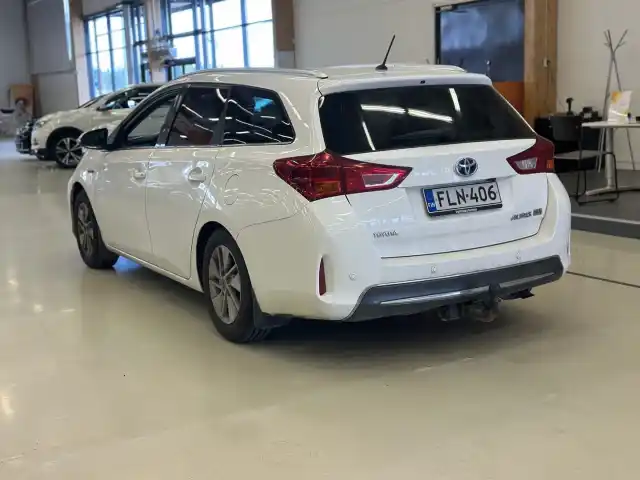 Valkoinen Farmari, Toyota Auris – FLN-406