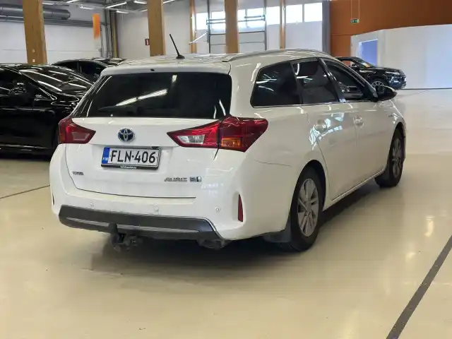 Valkoinen Farmari, Toyota Auris – FLN-406