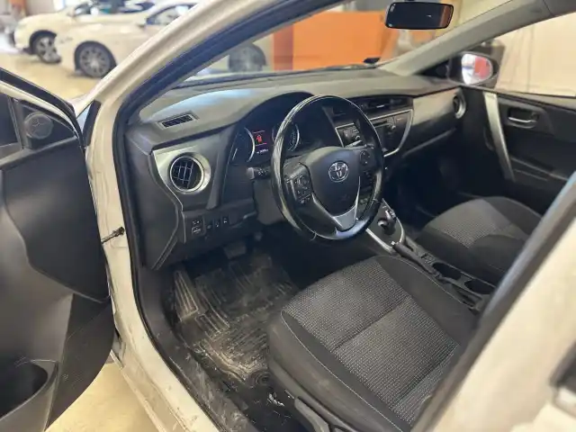 Valkoinen Farmari, Toyota Auris – FLN-406