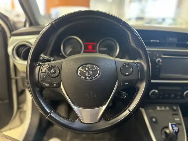 Valkoinen Farmari, Toyota Auris – FLN-406