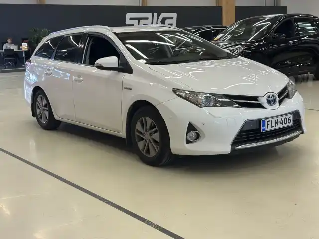 Valkoinen Farmari, Toyota Auris – FLN-406
