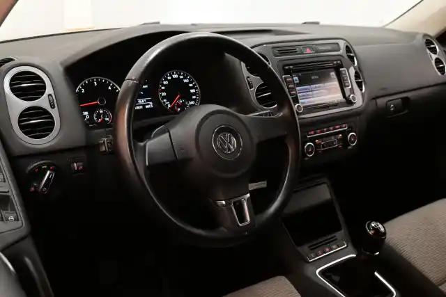 Beige Maastoauto, Volkswagen Tiguan – FLN-650