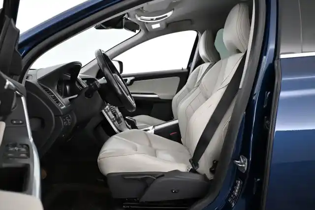 Sininen Maastoauto, Volvo XC60 – FLO-805
