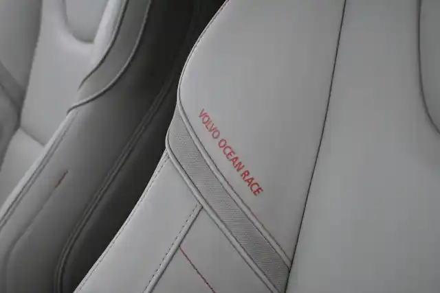 Sininen Maastoauto, Volvo XC60 – FLO-805