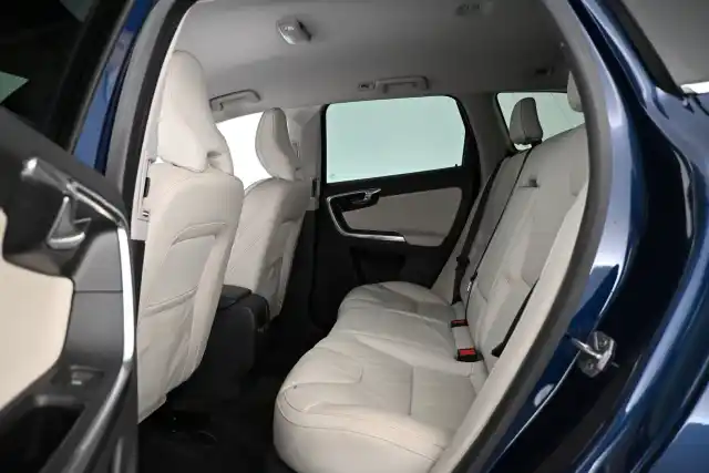 Sininen Maastoauto, Volvo XC60 – FLO-805