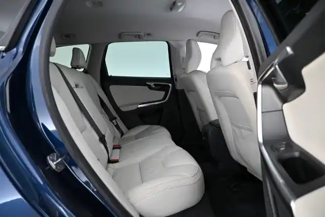 Sininen Maastoauto, Volvo XC60 – FLO-805