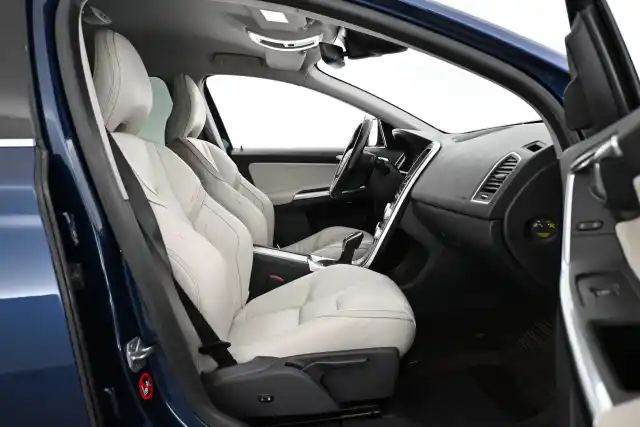 Sininen Maastoauto, Volvo XC60 – FLO-805