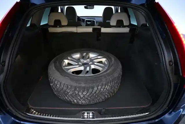 Sininen Maastoauto, Volvo XC60 – FLO-805