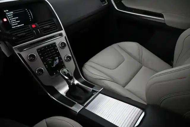 Sininen Maastoauto, Volvo XC60 – FLO-805