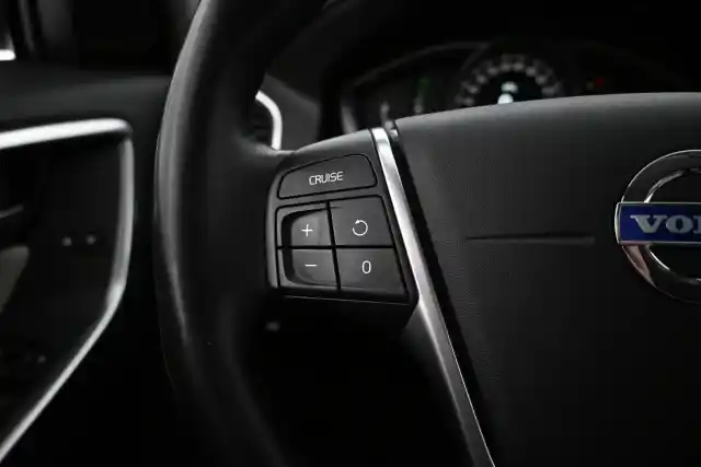 Sininen Maastoauto, Volvo XC60 – FLO-805
