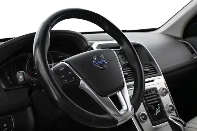 Sininen Maastoauto, Volvo XC60 – FLO-805
