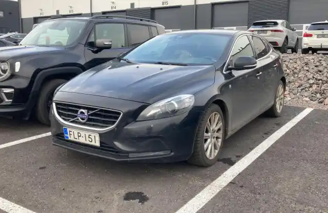 Musta Viistoperä, Volvo V40 – FLP-151