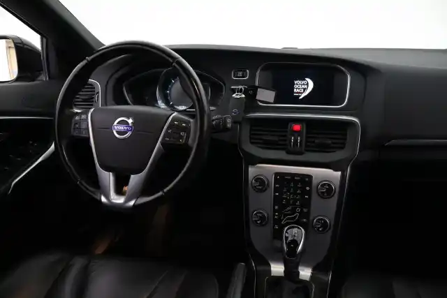 Musta Viistoperä, Volvo V40 – FLP-151