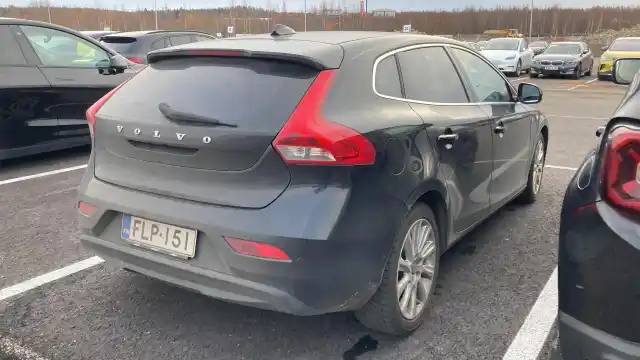 Musta Viistoperä, Volvo V40 – FLP-151