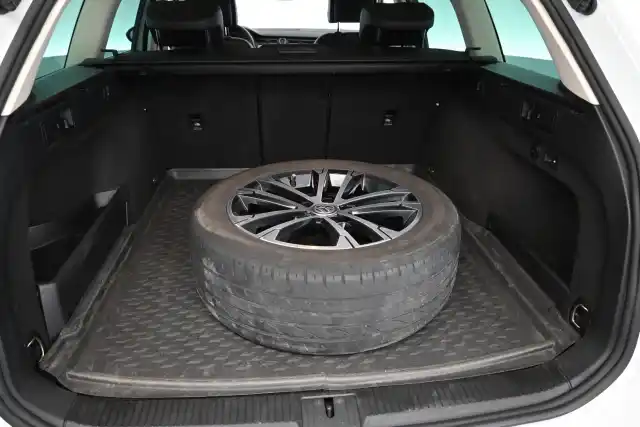 Valkoinen Farmari, Volkswagen Passat – FLS-320