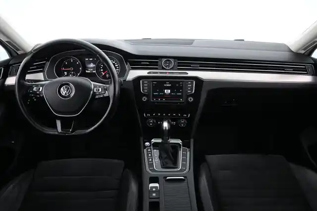 Valkoinen Farmari, Volkswagen Passat – FLS-320
