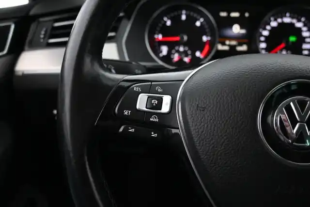 Valkoinen Farmari, Volkswagen Passat – FLS-320