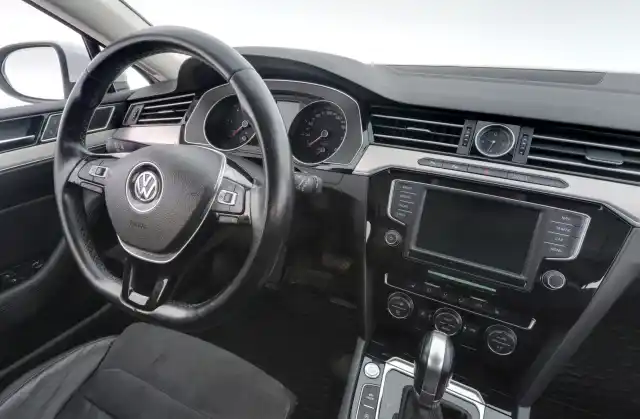 Valkoinen Farmari, Volkswagen Passat – FLS-320