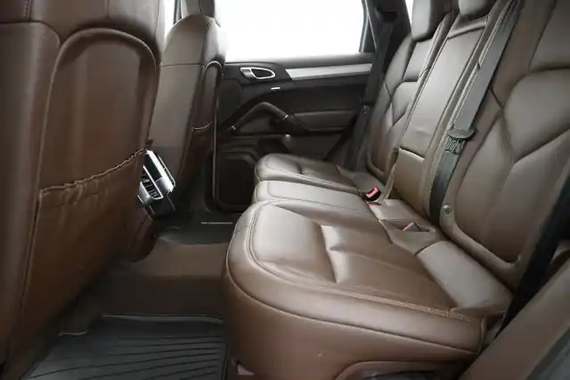 Harmaa Maastoauto, Porsche Cayenne – FLT-422