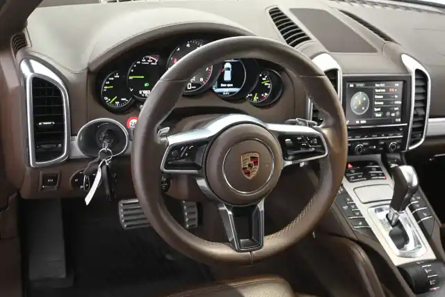 Harmaa Maastoauto, Porsche Cayenne – FLT-422