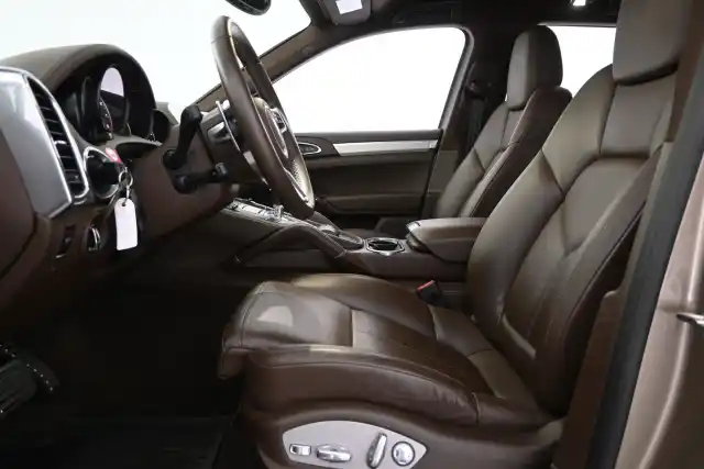 Harmaa Maastoauto, Porsche Cayenne – FLT-422