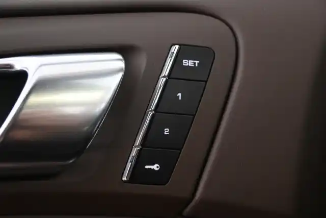 Harmaa Maastoauto, Porsche Cayenne – FLT-422