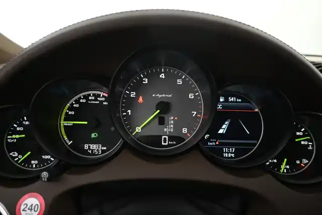 Harmaa Maastoauto, Porsche Cayenne – FLT-422