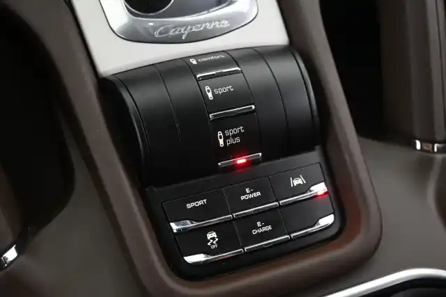 Harmaa Maastoauto, Porsche Cayenne – FLT-422