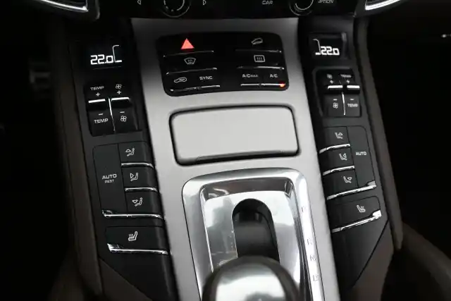 Harmaa Maastoauto, Porsche Cayenne – FLT-422