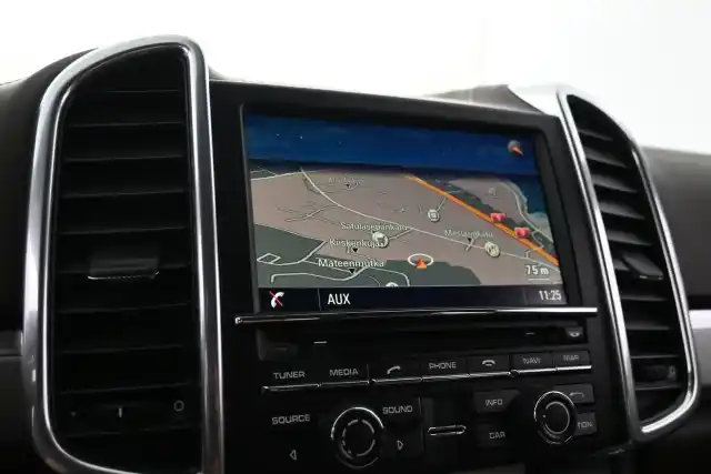 Harmaa Maastoauto, Porsche Cayenne – FLT-422
