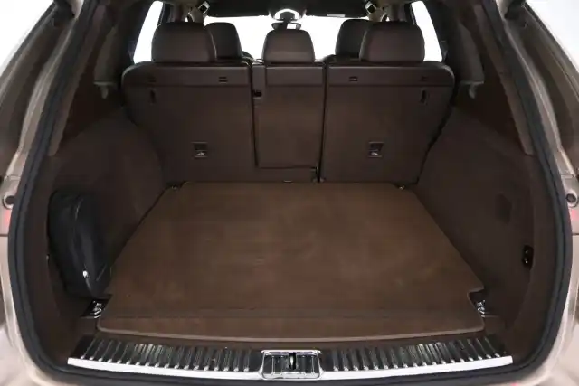 Harmaa Maastoauto, Porsche Cayenne – FLT-422