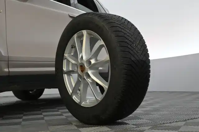 Harmaa Maastoauto, Porsche Cayenne – FLT-422