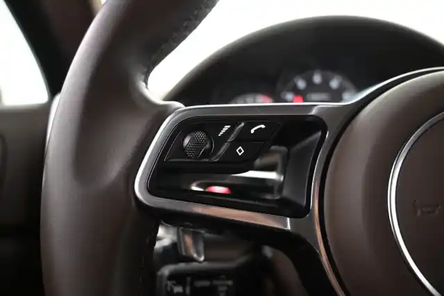 Harmaa Maastoauto, Porsche Cayenne – FLT-422