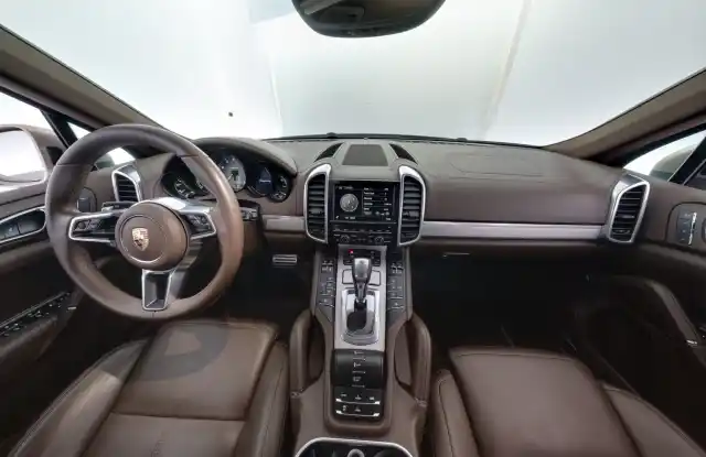 Harmaa Maastoauto, Porsche Cayenne – FLT-422
