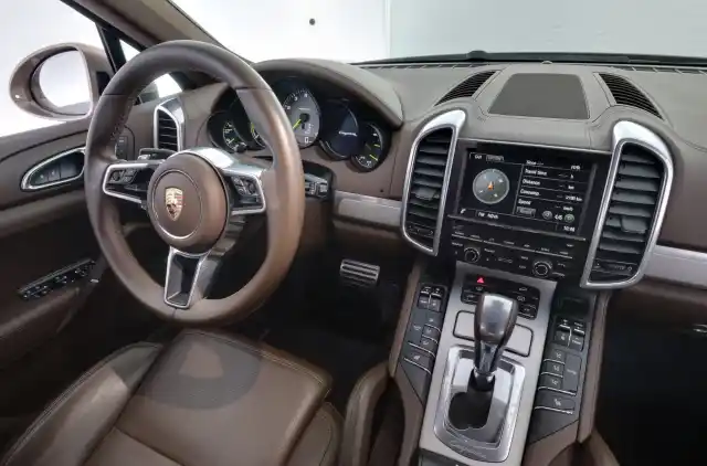 Harmaa Maastoauto, Porsche Cayenne – FLT-422