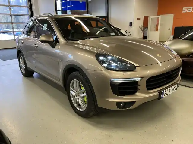 Harmaa Maastoauto, Porsche Cayenne – FLT-422