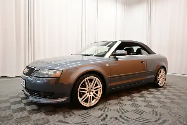 Harmaa Avoauto, Audi A4 – FLU-236