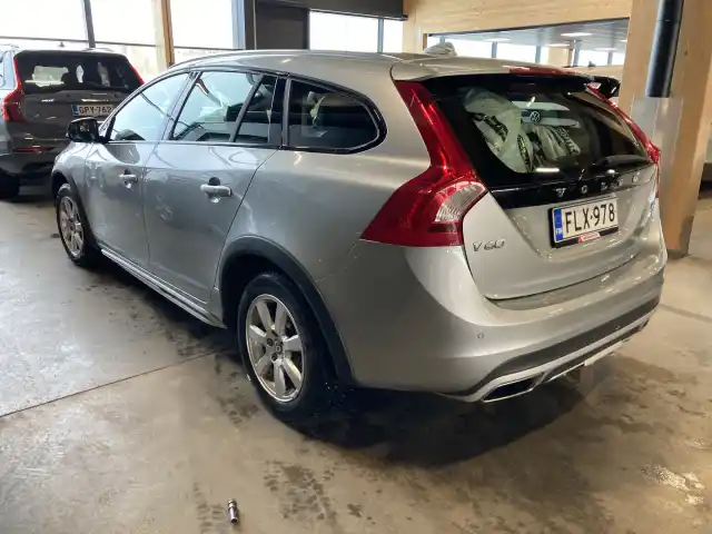 Harmaa Farmari, Volvo V60 Cross Country – FLX-978