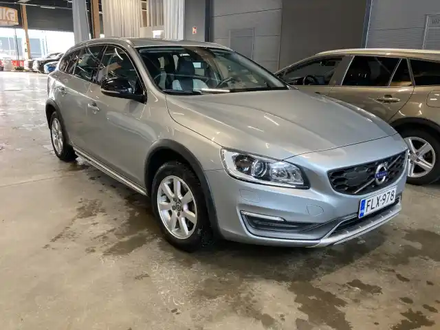 Harmaa Farmari, Volvo V60 Cross Country – FLX-978